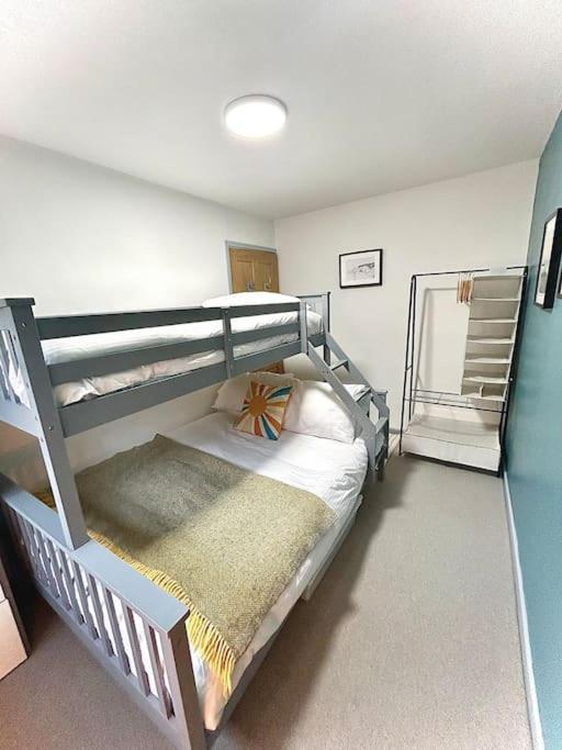 Bungalow, Mountain And Sea Views Parking * Aberdyfi