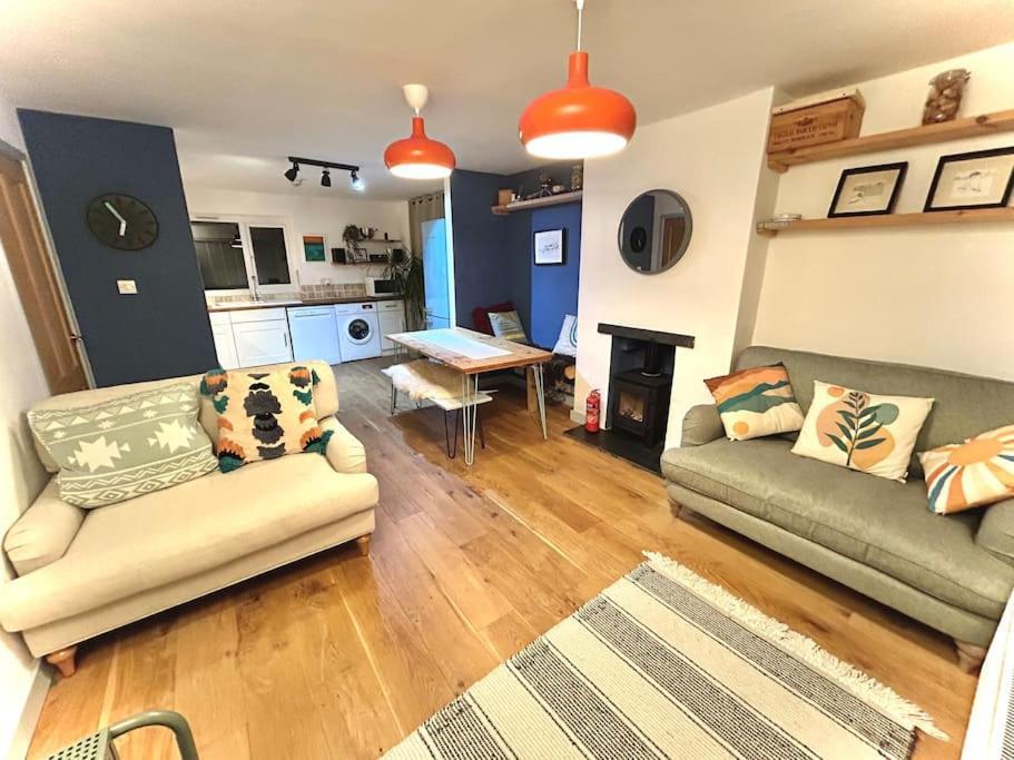 Bungalow, Mountain And Sea Views Parking * Aberdyfi