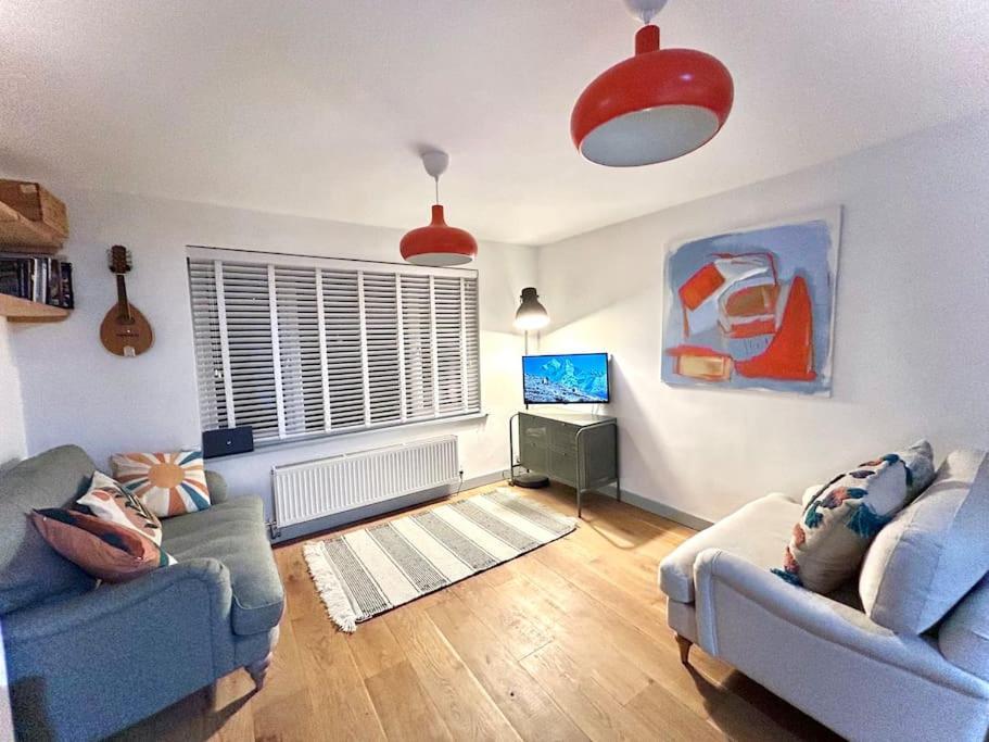 Bungalow, Mountain And Sea Views Parking Aberdyfi