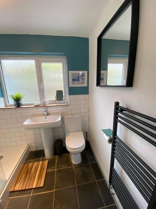 Bungalow, Mountain And Sea Views Parking * Aberdyfi